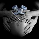 Babybauch Fotoshooting in Plauen mit kleinen Babyschuhen