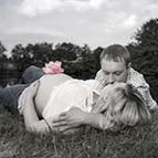 romantisches Babybauchshooting in Plauen - bauchkuss