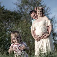 Babybauch in Hof-Saale im Wald - Outdoor mit Familie