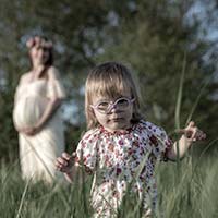 Babybauchshooting outdoor mit Familie und kleinem Kind