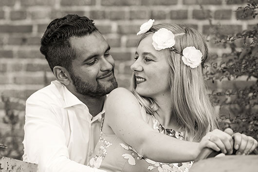 Engagementshooting Fotoshooting vor der Hochzeit in einer alten Loore sitzend