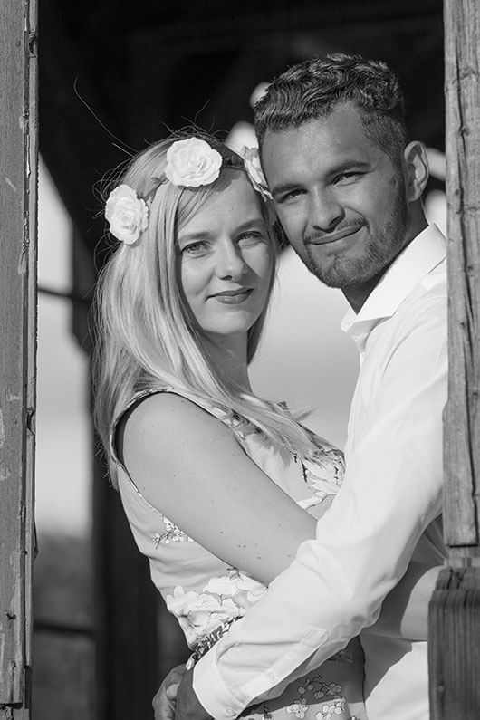 Engagementshooting Fotoshooting vor der Hochzeit in einem alten Haus