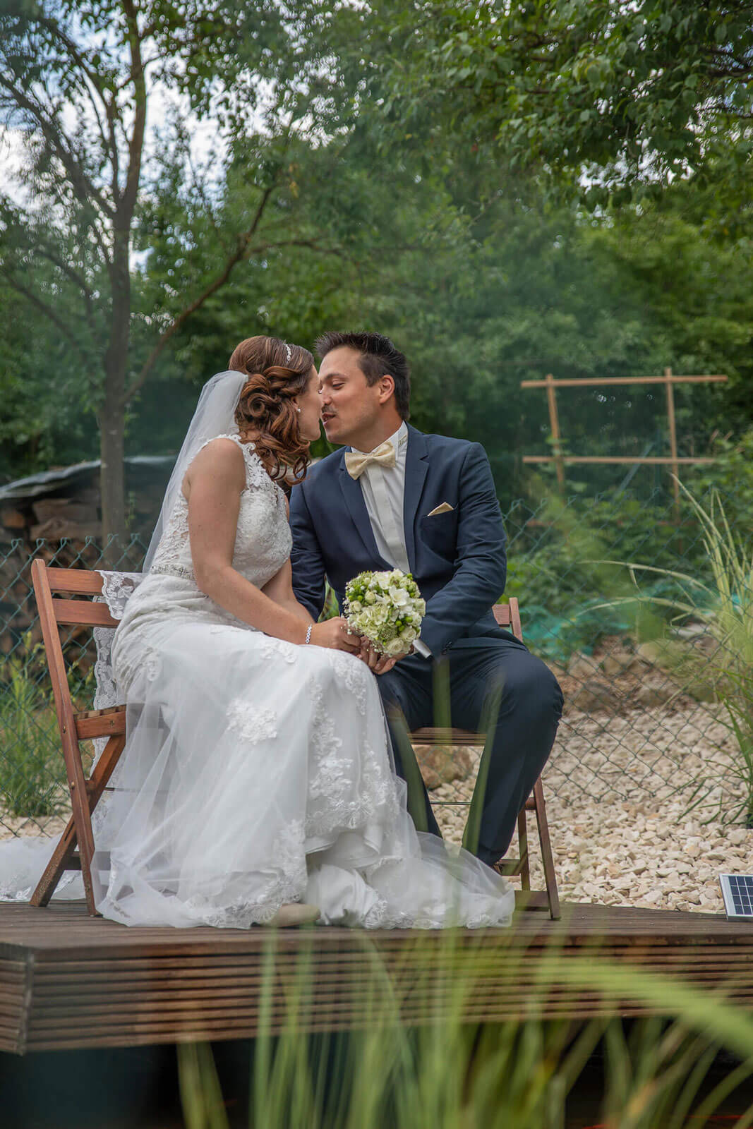 Brautpaar im Garten- HOCHZEITSFOTOGRAFIE - Brautpaarbilder Brautpaar im Garten- HOCHZEITSFOTOGRAFIE - Brautpaarschooting