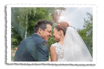 Hochzeitsbilder - ein Brautpaar grinst sich an