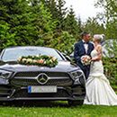 Hochzeitsreportage, Brautpaar mit Brautauto