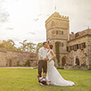 Brautpaar mit kleinem Kind im Schlossgarten