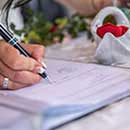 Unterschrift der Braut bei der Trauung