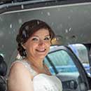 Hochzeitsbild im Auto bei Schneefall