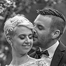 ein verliebtes Brautpaar - schwarz-weiss-Bild