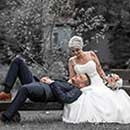 Hochzeitsfotos in Pößneck- Brautpaar auf einer Bank