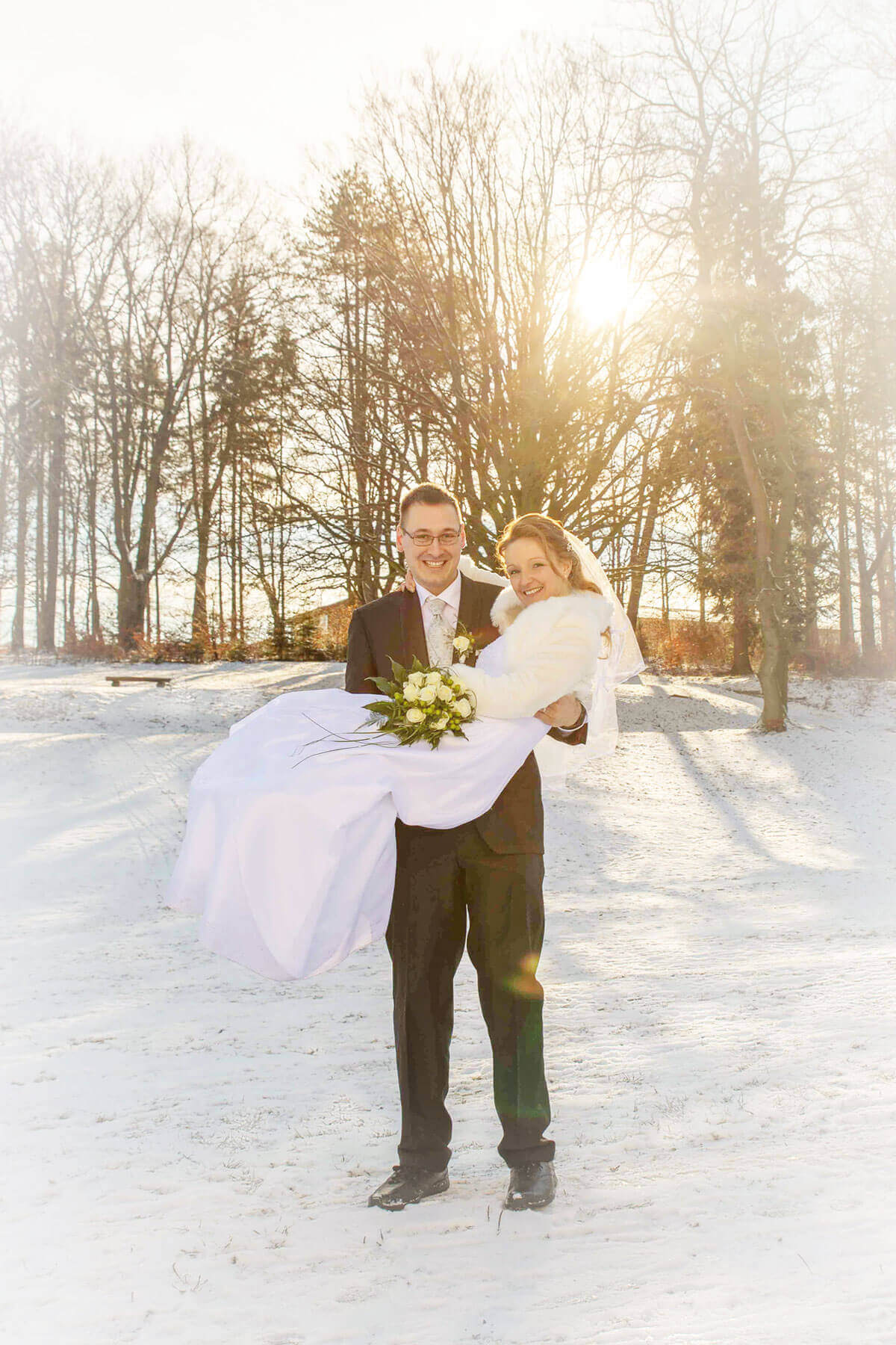 Winterhochzeit im Schnee - Brautpaarbild im Schlossgarten Winterhochzeit im Schnee HOCHZEITSFOTOGRAFIE in Zeulenroda - Brautpaarschooting