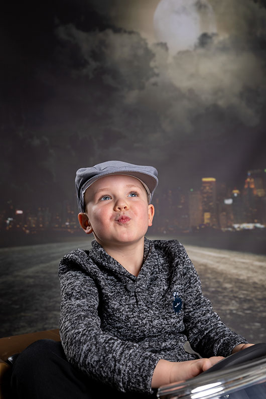 Kindergarten-fotoset Sessel grau mit Kindergartenkind