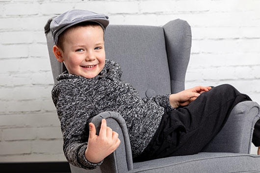 Kindergartenfotos in Plauen, Kind im Sessel, Kitabild eines kleinen Jungen Kindergartenfotos in Plauen, Kind im Sessel, Kitabild eines kleinen Jungen