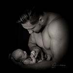  bodybuilder Neugeborenes Andreas Kriger Fotograf Newborn  