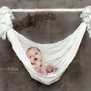  Newbornfotografie mit Hängematte in Naila