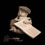  Newbornbaby mit coolem Buch unter dem Arm