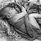  schlafender JUnge auf einem großen Buch 